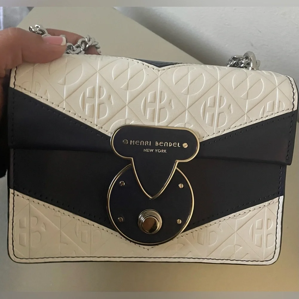 NWOT Navy and white leather crossbody bag with silver chain strap and hardware! - Picture 6 of 6